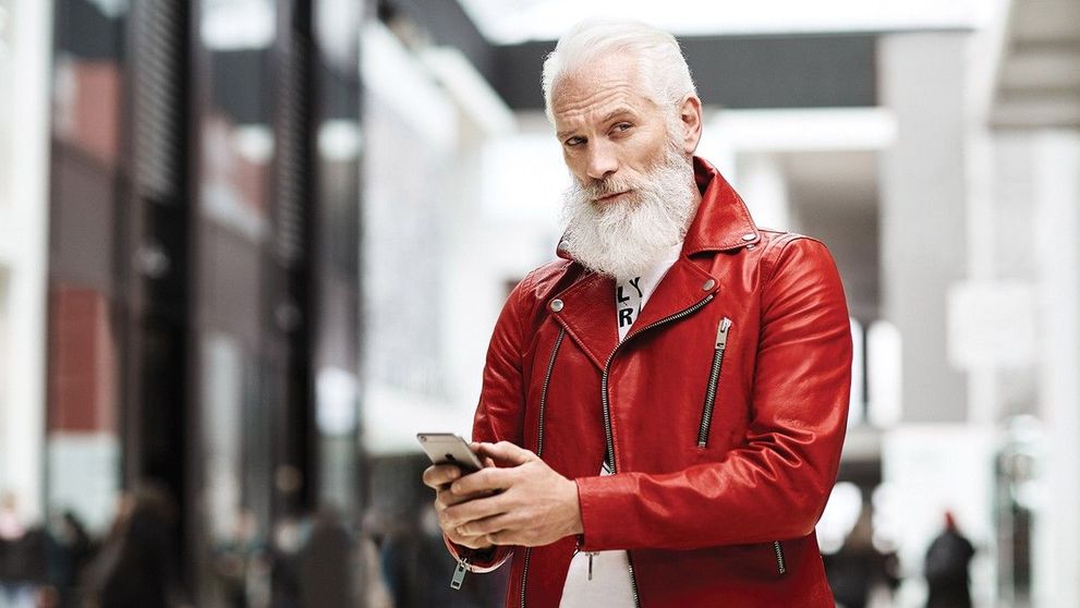 Adio Moș Crăciun cu burtă! Fashion Santa e Moșul pe care îl așteaptă mai mult mămicile decât copiii