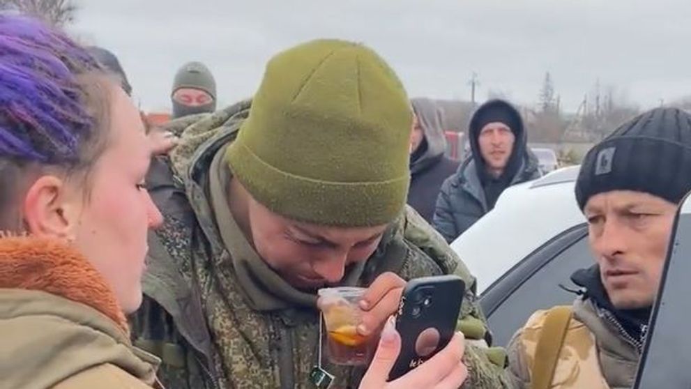 Momentul emoționant când un soldat rus este capturat de ucraineni! Primește mâncare și e lăsat să-și sune familia