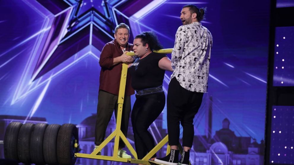 Românii au talent, sezonul 9: Adriana Geamănu, cea mai puternică femeie din România, i-a luat pe sus pe Smiley și Bartoș