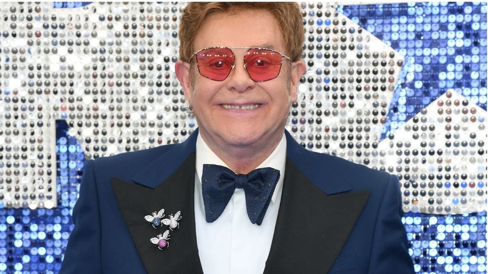 Elton John, despre prima experiență amoroasă: ”Aveam 23 de ani și managerul a rupt hainele de pe mine”
