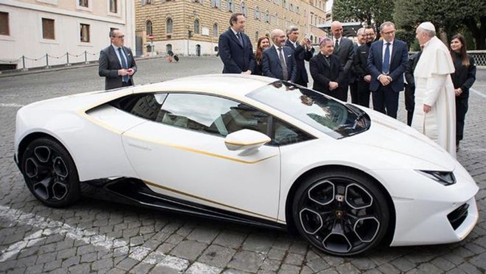 Papa Francis a primit cadou un Lamborghini Huracan de 200.000 de euro! Ce a facut cand a vazut masina