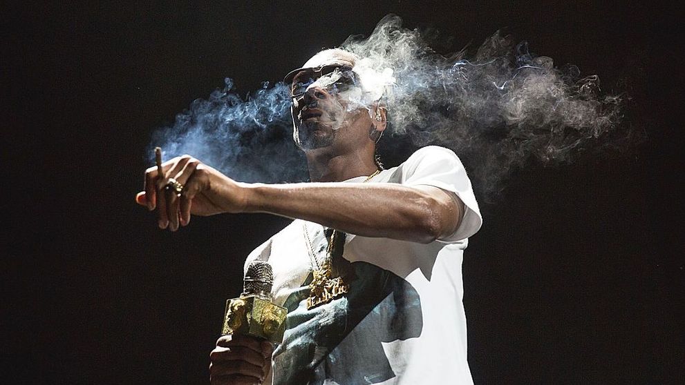 Are noroc că nu a fost arestat. Ce cadou “ilegal” a primit Snoop Dogg de ziua lui