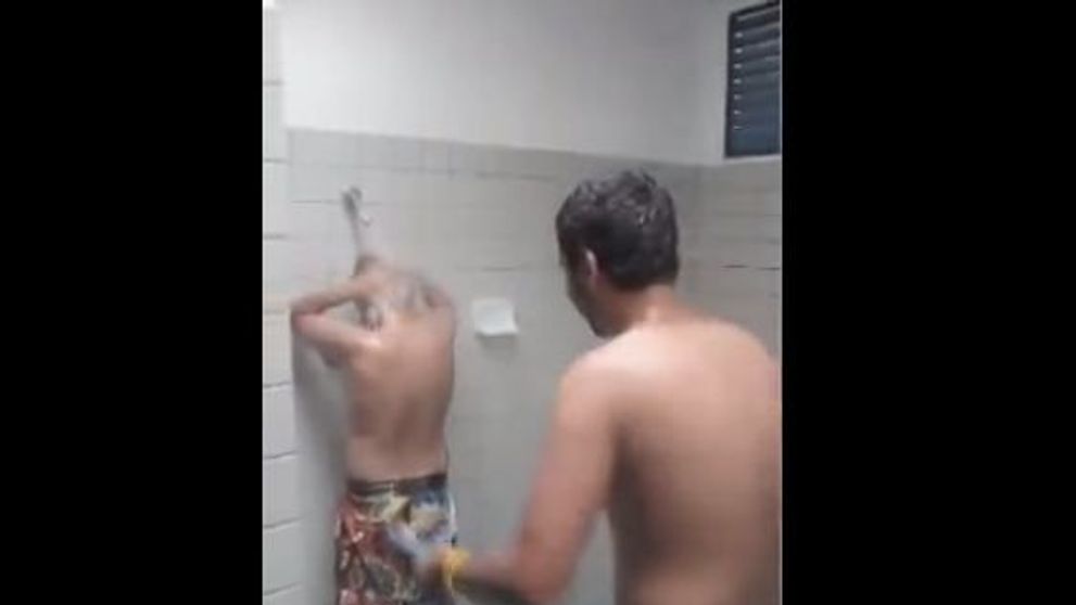 Este cea mai buna farsa pe care ai vazut-o vreodata. Ce se intampla cand incerci sa te speli pe cap, iar colegii au chef de glume. Un clip de 21 de milioane de afisari