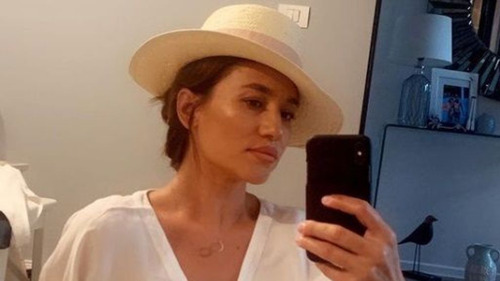 Claudia Pătrașcanu și-a scos pantofii la vânzare pe internet! Câți bani cere pentru încălțăminte