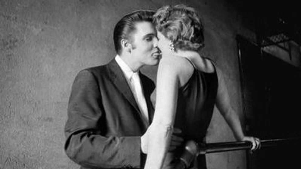 Afla cine este fata cu care se saruta Elvis Presley in celebra fotografie 