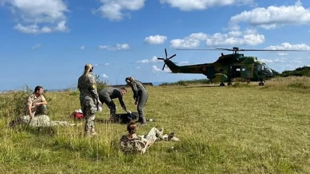 Aflat la un exercițiu, un echipaj al Forțelor Aeriene Române a salvat o tânără de 18 ani grav rănită în Masivul Ceahlău