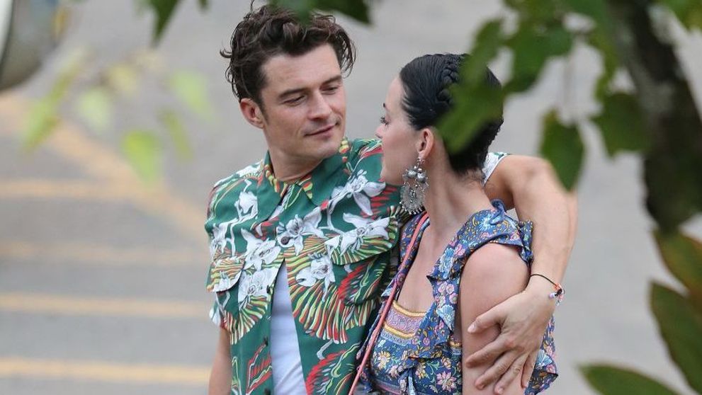 Nu isi poate dezlipi mainile de pe ea. Orlando Bloom, pur si simplu hipnotizat de noua iubita, Katy Perry
