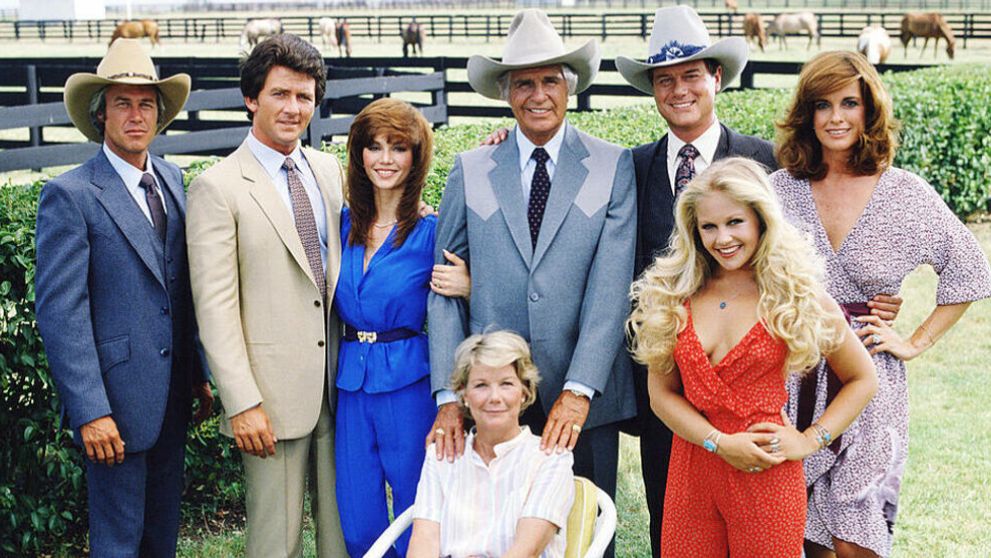 Celebrul serial ”Dallas” este difuzat, din nou, în România. Seria va putea fi vizionată pe platforma online VOYO. J.R. Ewing, în acțiune din aprilie