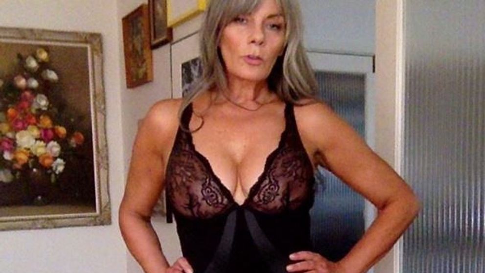 Cine spune ca o cariera de model se incheie la 30 de ani? Melinda Brady, sexy la 54. Cum s-a pozat in lenjerie intima