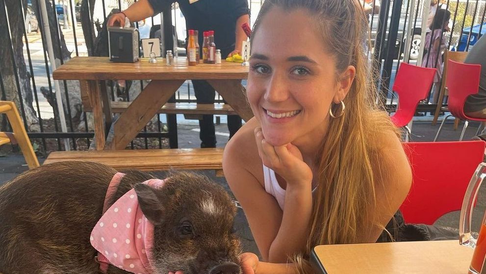 O femeie care are un porc pe post de copil, virală pe TikTok! Doarme cu el și l-a învățat să vorbească
