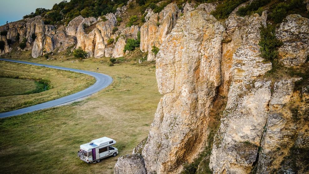 10 destinații ideale pentru rulotă în România
