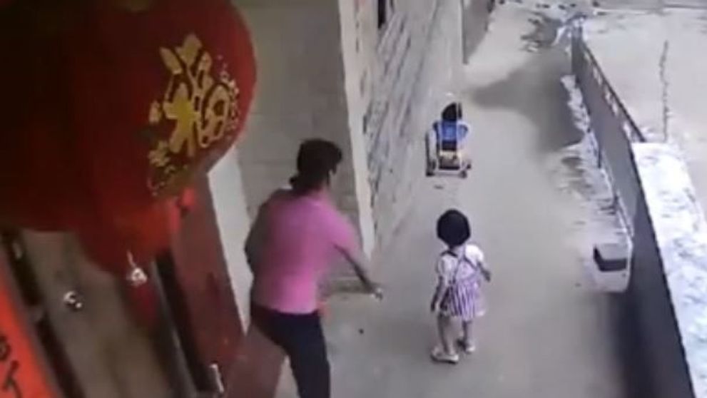 A lasat bebelusul in grija surorii lui, iar fetita a dat drumul caruciorului. Imaginile care dau fiori oricarui parinte