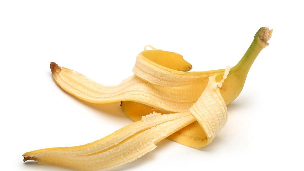 Cum sa iti albesti dintii folosind coaja de banana. Metoda care a devenit un trend pe internet