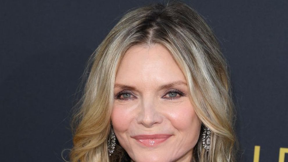 E la vârsta pensionării, dar arată cu 25 de ani mai tânără. Michelle Pfeiffer, apariție ireală în public