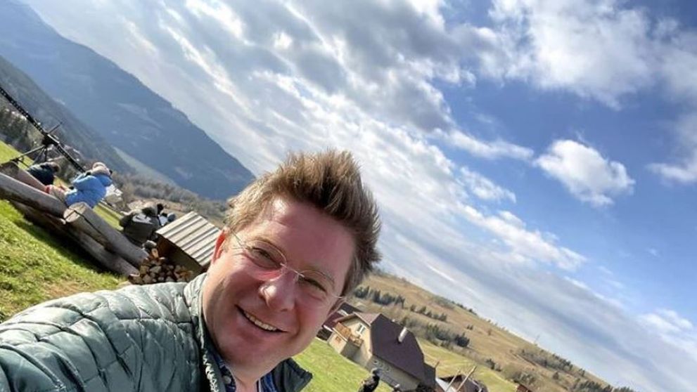 Pavel Bartoș, imagini rare din adolescență! Cum arată îndrăgitul prezentator cu părul lung