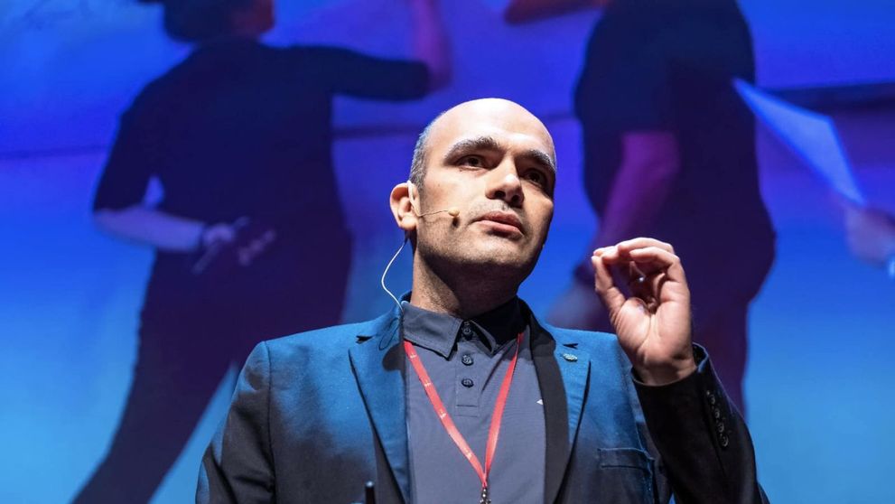 EXCLUSIV: La un liceu din România, elevii învață matematică în laboratoare de realitate virtuală și prin...vlogging