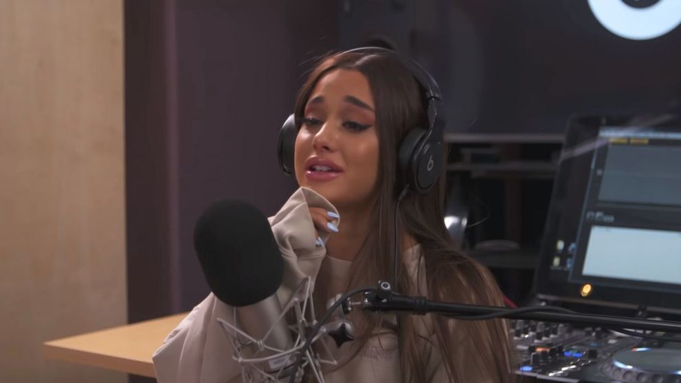 Ariana Grande, criză de plâns în direct, după ce și-a amintit de victimele atentatului din Manchester