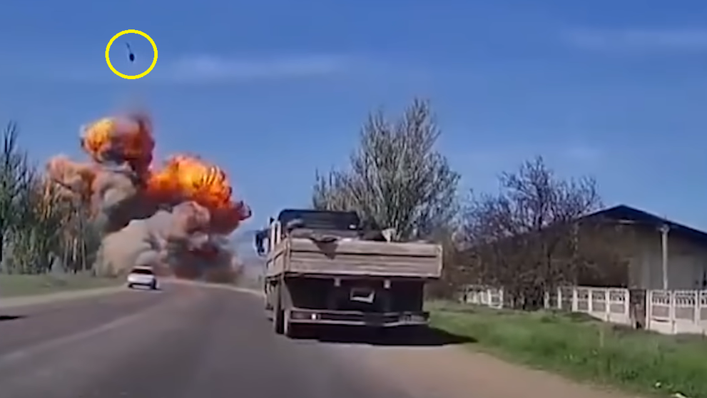 VIDEO Tanc rusesc spulberat de Armata Ucraineană, în Mariupol. Turela, proiectată zeci de metri în aer