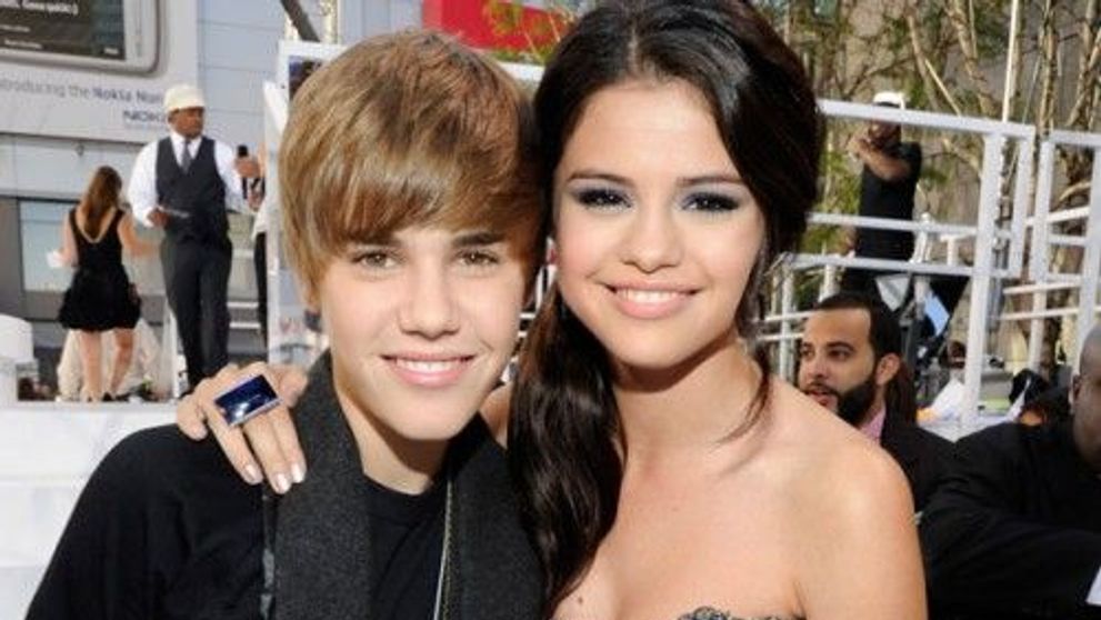 Fanii nu credeau ca o sa-i mai vada asa vreodata. Justin Bieber si Selena Gomez s-au lasat fotografiati impreuna, aproape dezbracati