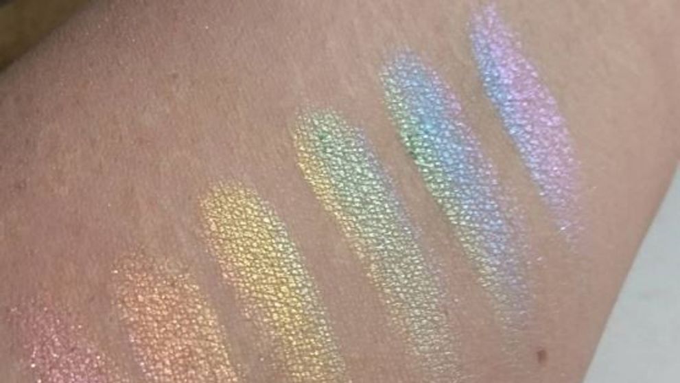 E cel mai in voga produs cosmetic al momentului. Cum arata blush-ul in culorile curcubeului si de ce toate femeile il adora