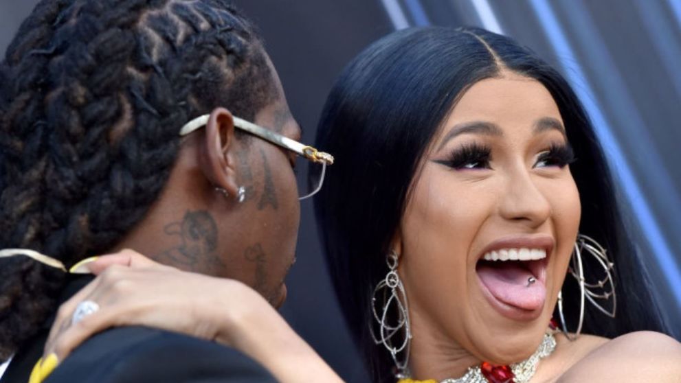Cardi B, la cumpărături în halat de baie. Cântăreața și-a făcut părul curcubeu