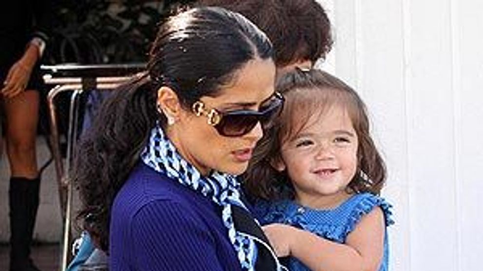 Salma Hayek, sexy pe covorul rosu de la Cannes FOTO!