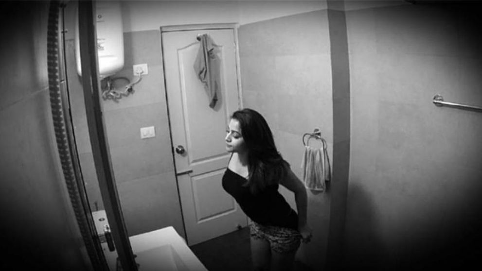 Un bărbat a ascuns o cameră video în baie, ca să își prindă soția cu amantul, însă ce a urmat după l-a lăsat mască. Ce s-a întâmplat, de fapt, în toaletă