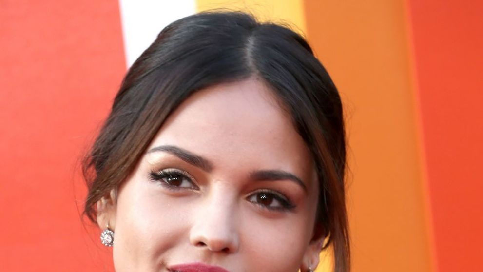 Noua satena fatala de la Hollywood. Eiza Gonzalez, cu un decolteu abisal la premiera filmului 