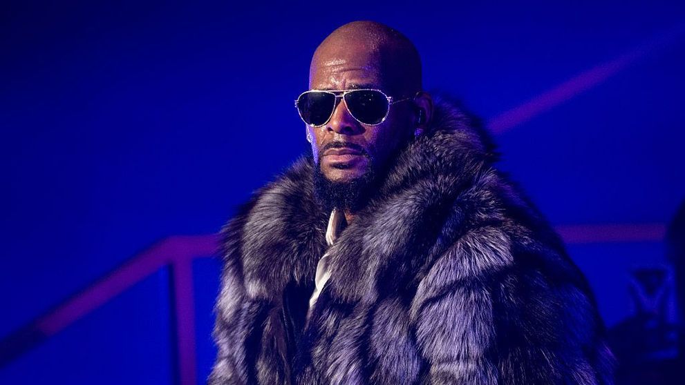 Plângere halucinată din partea lui R Kelly: artistul, supărat că nu își poate vedea ambele iubite în pușcărie