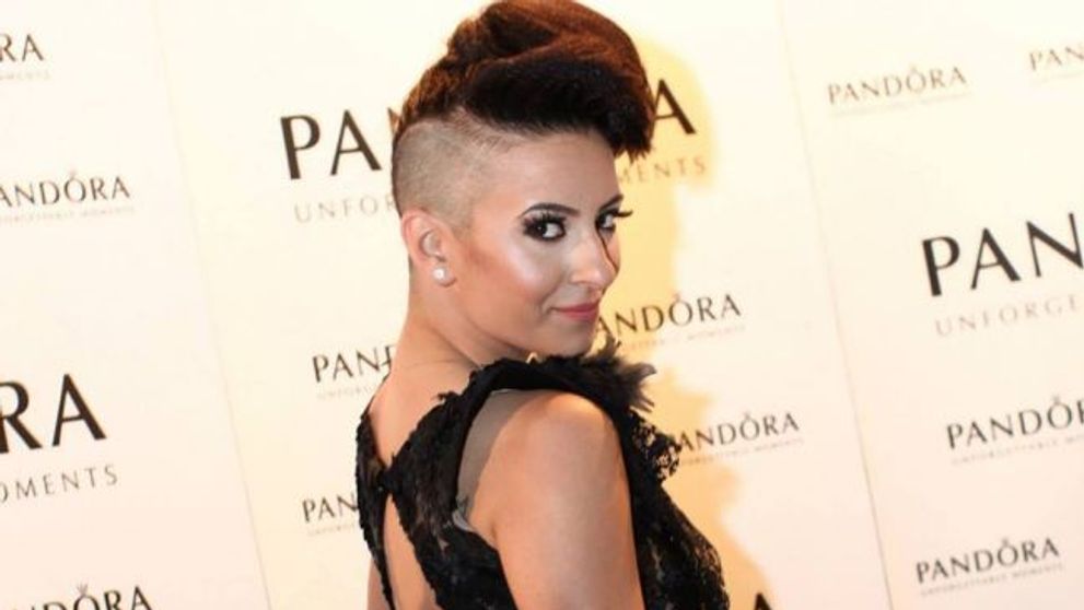 Dupa ce s-a ras in cap, Giulia Anghelescu si-a facut o noua schimbare de look. Cum arata acum artista