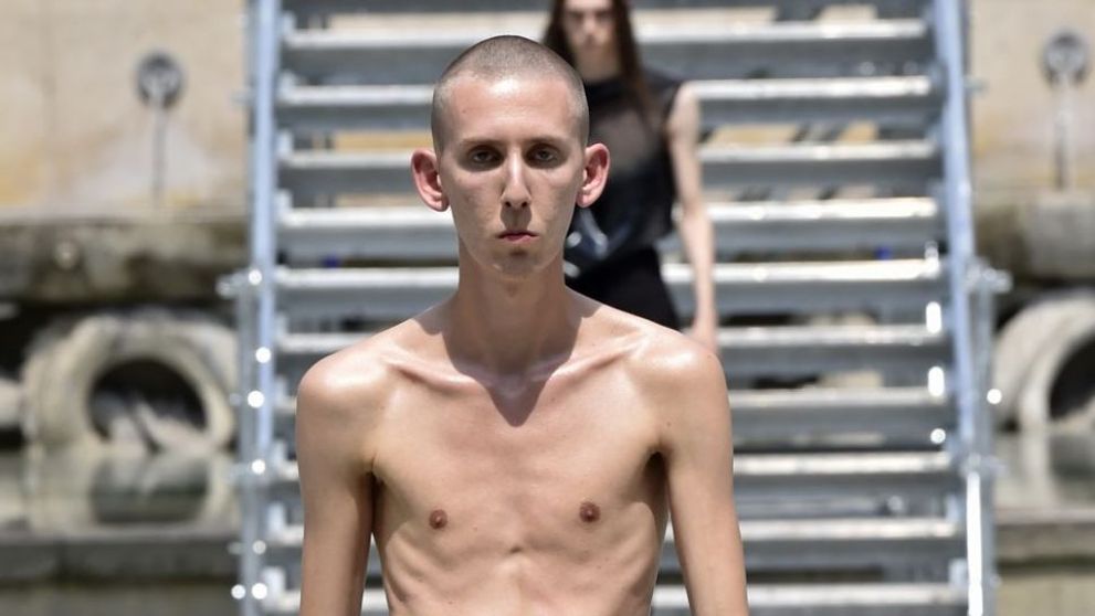 Barbatii extrem de slabi, cu aspect bolnavicios-noua obsesie a designerilor de moda. Cat de periculos este noul trend