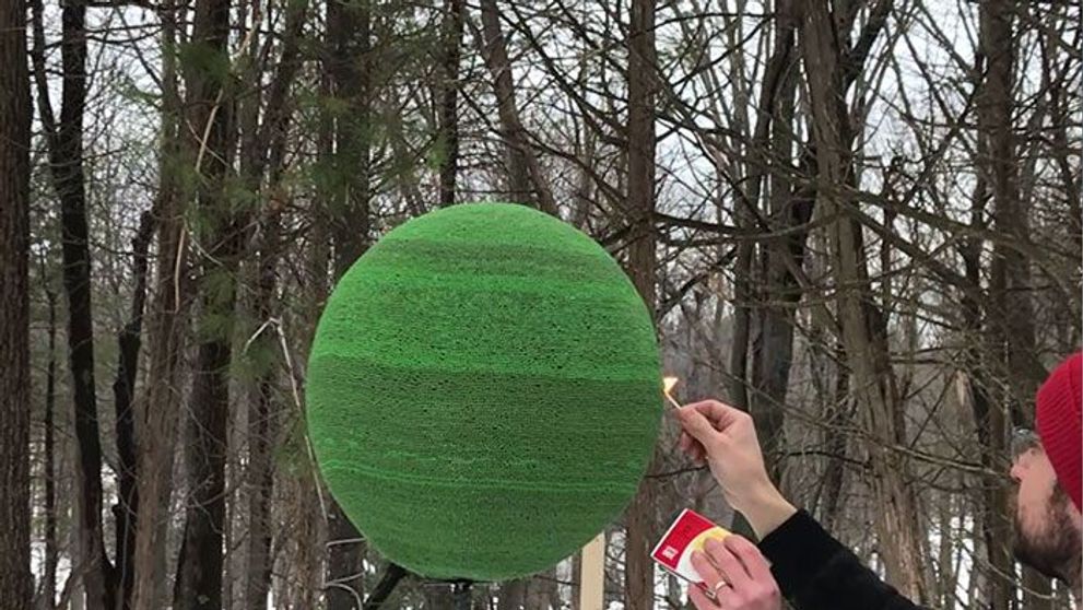 A construit timp de un an o sfera din 42 000 de bete de chibrit. Ce s-a intamplat cand i-a dat foc