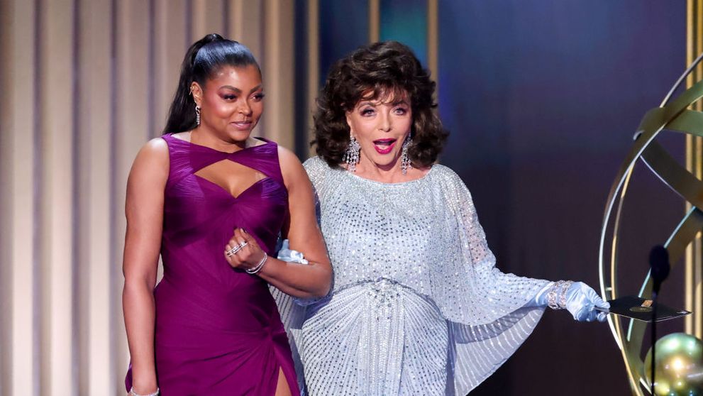 La 90 de ani defilează pe covorul roșu și are energia unei puștoaice! Joan Collins, fabuloasă la Premiile Emmy alături de soțul cu 32 de ani mai tânăr