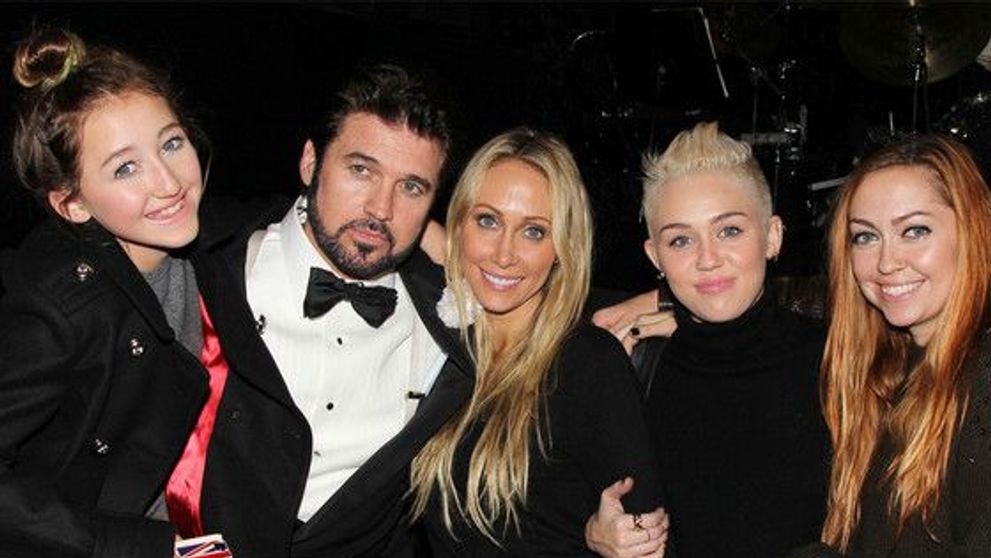 In umbra celebrei si controversatei Miley Cyrus. Fa cunostinta si Brandi si Noah, surorile la fel de blonde si de dragute ale artistei