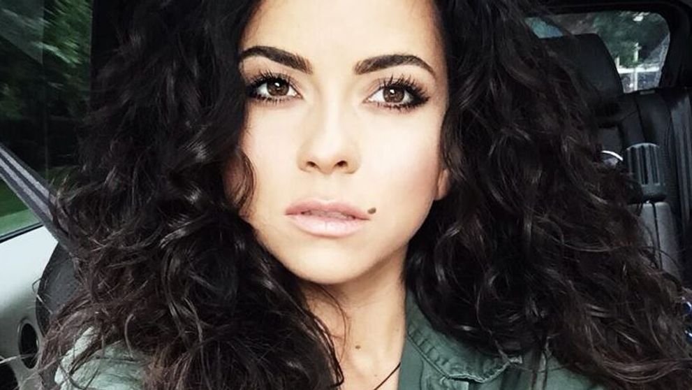 Inna, ultima fita in materie de accesorii. Pare o tinuta banala pana cand vezi ce a ales cantareata sa poarte pe cap