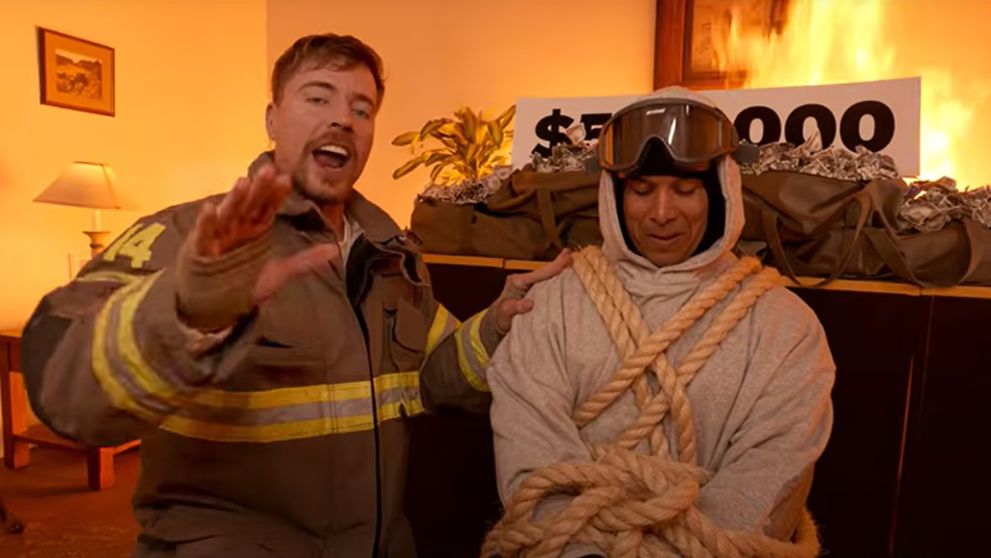 YouTuberul MrBeast a fost numit psihopat după ce a realizat o provocare în care o persoană era filmată într-o încăpere care lua foc, pentru un premiu de 500.000 de dolari. Cum se apără milionarul