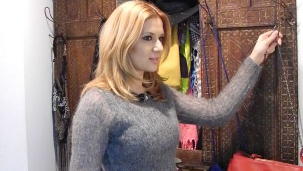 Mare fan al targurilor de vechituri din Bucuresti, prezentatoarea Stirilor Noptii de la ProTV, Amalia Enache, are o poarta in loc de cuier