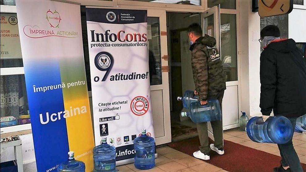 (P) Apa la bidon, printre cele mai utile ajutoare pentru refugiații ucraineni sosiți în România