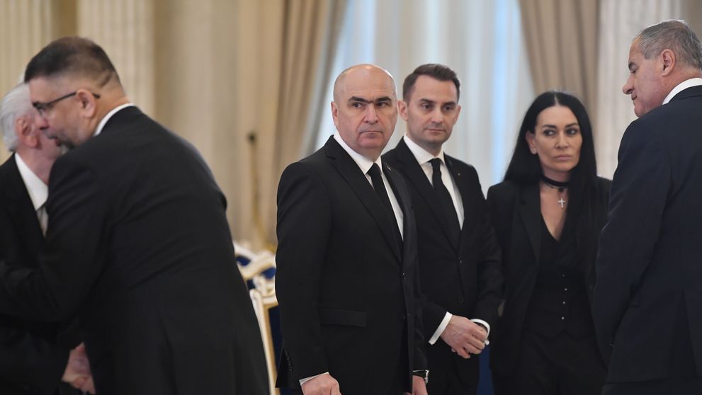 Cum a fost surprins premierul Ilie Bolojan la înmormântarea lui Ion Iliescu