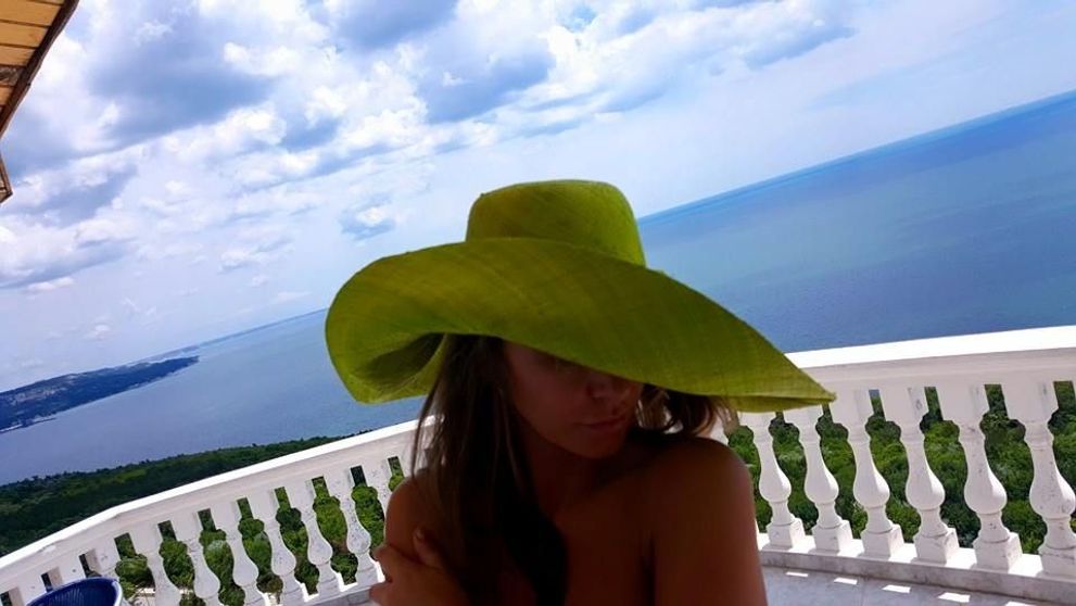 Anna Lesko s-a lasat filmata la plaja. Cantareata si-a impresionat fanii cand a aparut intr-o pereche de bikini