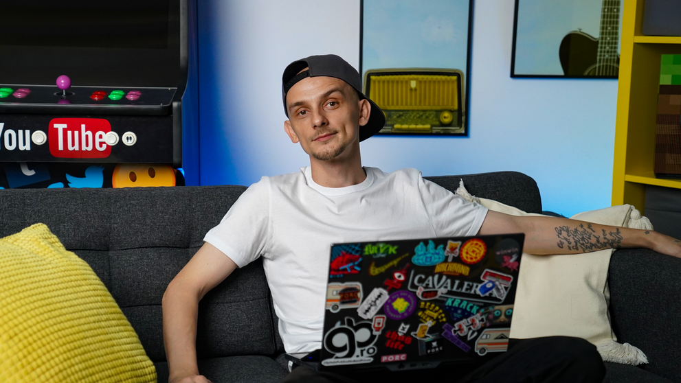 Cine este Andrei Bala, fostul producător muzical care demonstrează că educația poate strânge milioane de vizualizări. De ce a refuzat o colaborare cât veniturile sale pe un an