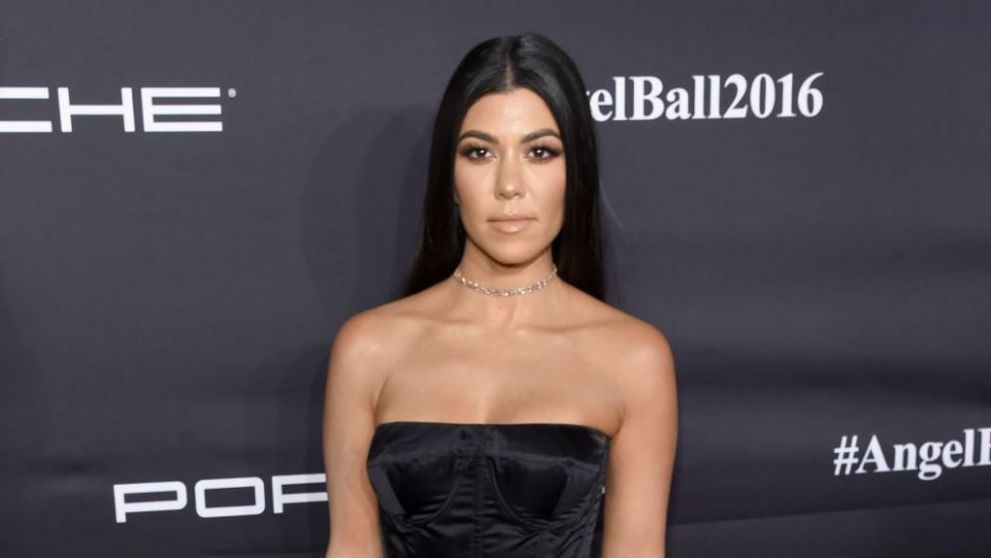 Kourtney Kardashian a incercat in zadar sa traga de bluza in prezenta fiului sau. Cum a fost surprisa