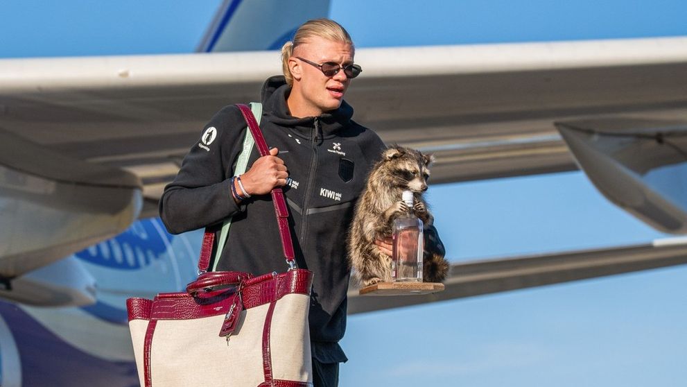 Haaland nu dezamăgește niciodată. A coborât din avion cu un raton împăiat în brațe, iar imaginile au devenit instant virale