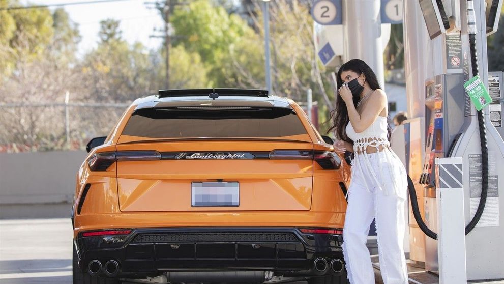 Kylie Jenner, spectacol la benzinărie. Cum a fost fotografiată vedeta, în mașina de peste 220.000 de dolari