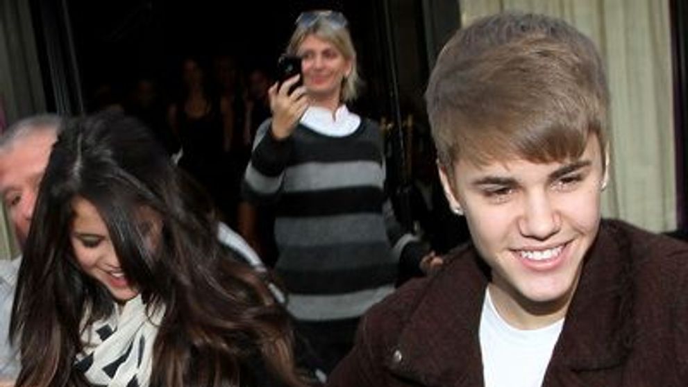 Selena si Justin Bieber se tin de trasnai! Uite cat de fistichiu s-au imbracat: