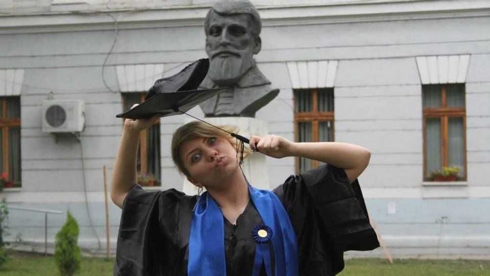 Profu' strigă catalogul - Ani de liceu cu JO: 