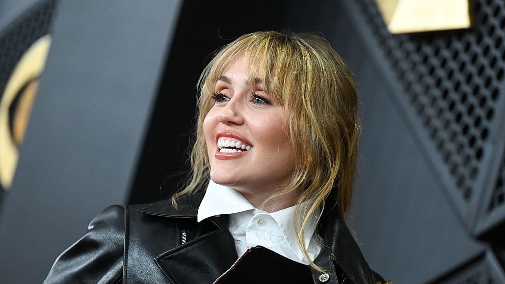 Miley Cyrus se transformă din nou în Hannah Montana. Cum apare cântăreața într-un show aniversar care marchează 20 de ani de la lansarea celebrului serial