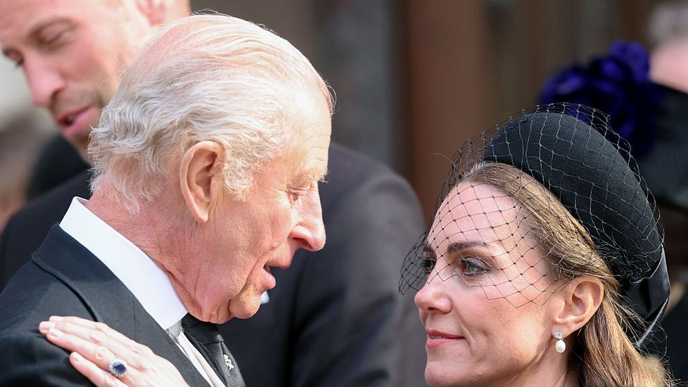 Moment de tandrețe între Kate Middleton și regele Charles, la înmormântare. Cum a reacționat socrul ei când prințesa l-a sărutat pe amândoi obrajii