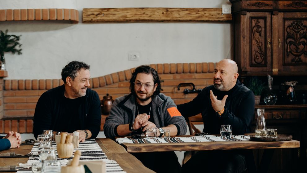 (P) MasterChefii au gătit pe plaiurile bucovinene rețete tradiționale românești cu ingrediente de calitate din cămară Lidl Romania. Borșul de sfeclă și colțunașii au reprezentat deliciul zilei