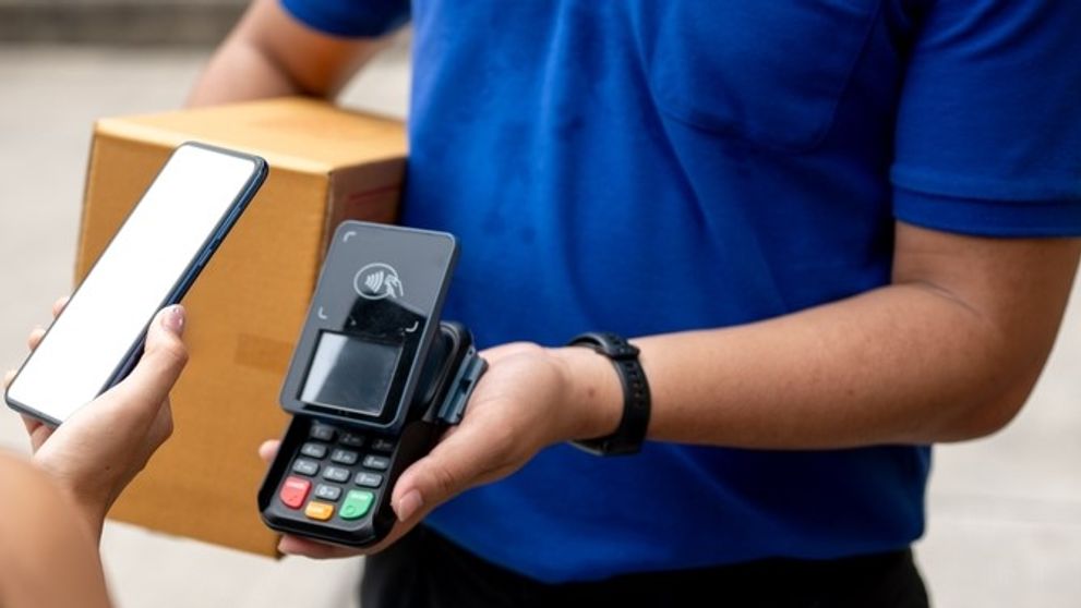 Revoltător! Un român a comandat un telefon mobil online, însă a avut un șoc după ce a deschis coletul! Instant a sunat la poliție